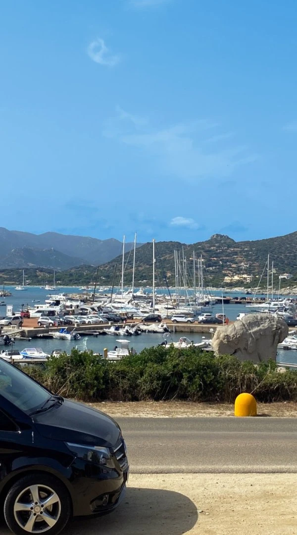 Van Elmastransfer au port de Villasimius : service de taxi, VTC et transfert depuis l'aéroport de Cagliari.